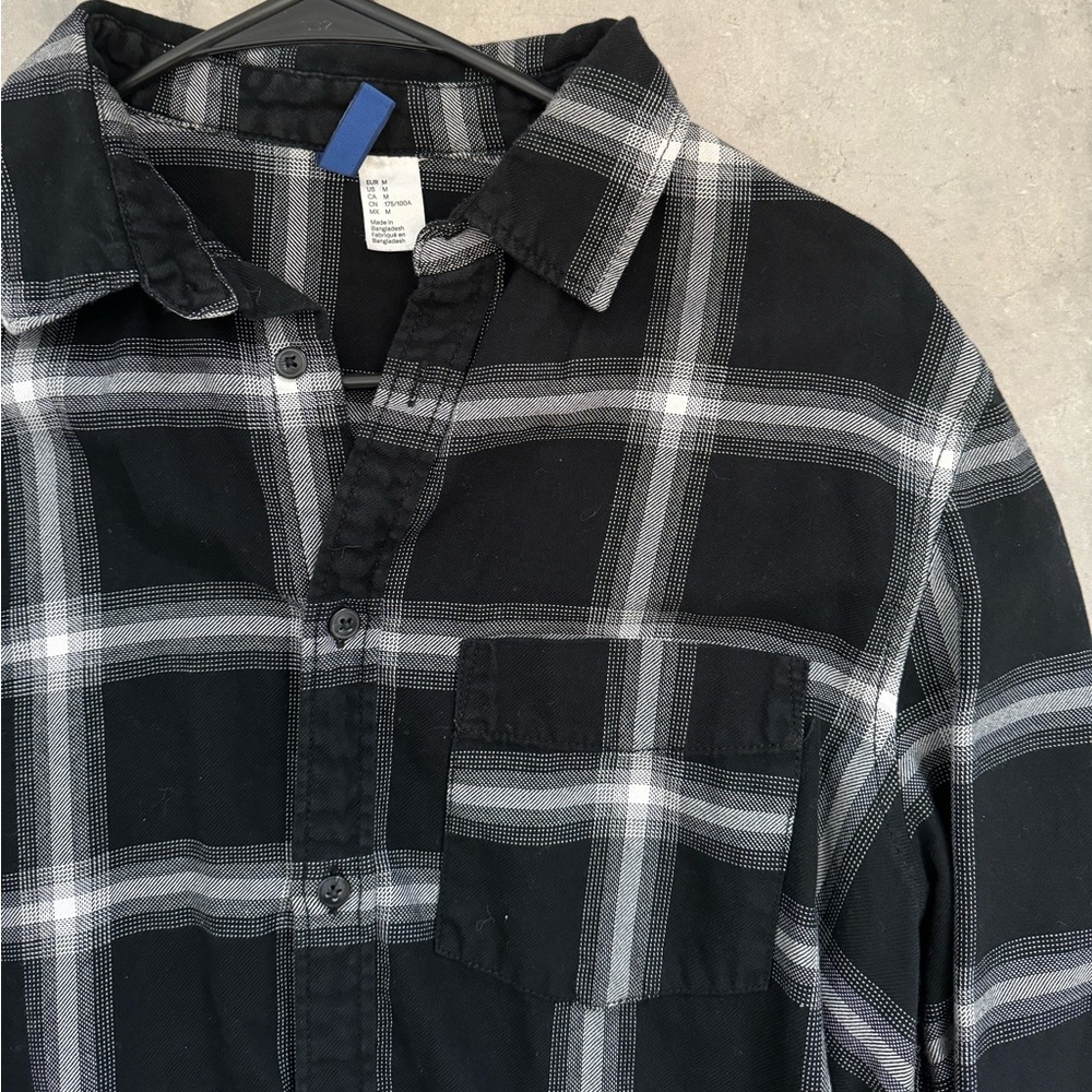 H&M Men’s Oversized Medium Black & White Plaid Button Down Collared Shirt